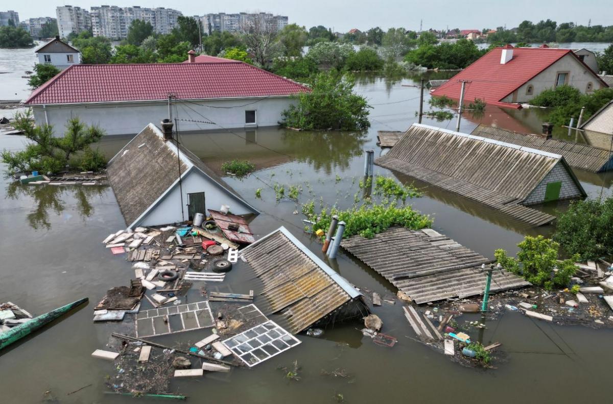 Hundreds plucked from flooded homes; Ukraine dismisses counteroffensive reports